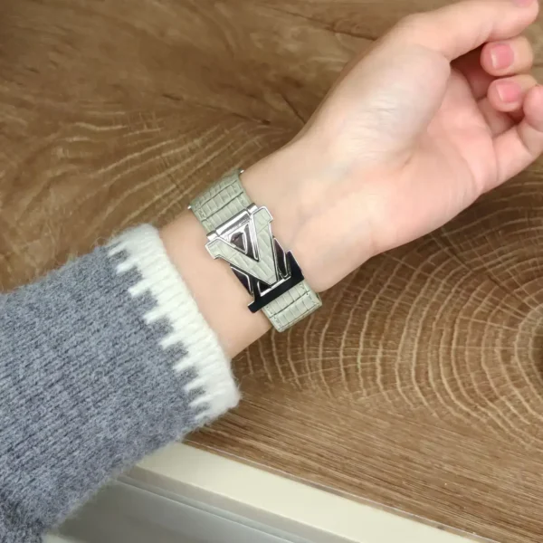 V-Clasp Leather Band-001