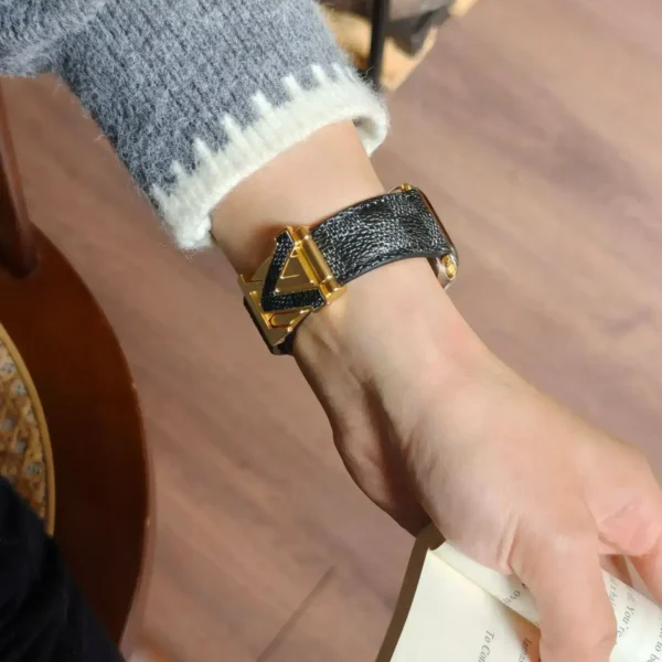 V-Clasp Leather Band-001